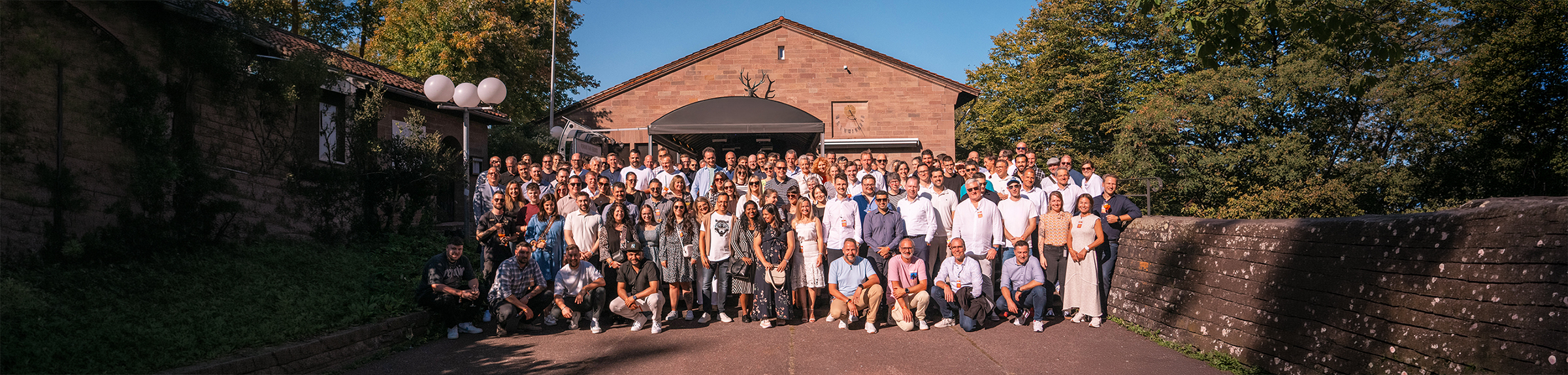 Group picture of the Real Garant employees